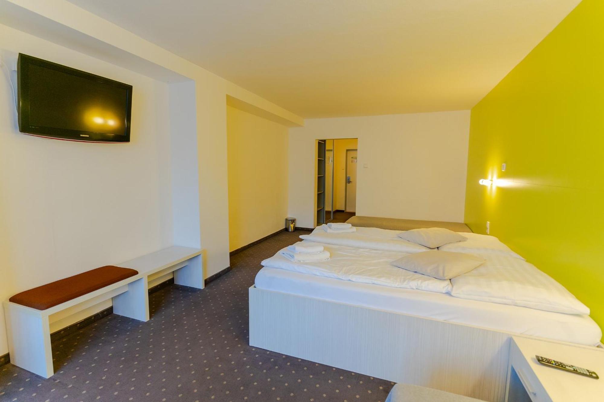 Hotel Ostredok Демановска Долина Екстериор снимка