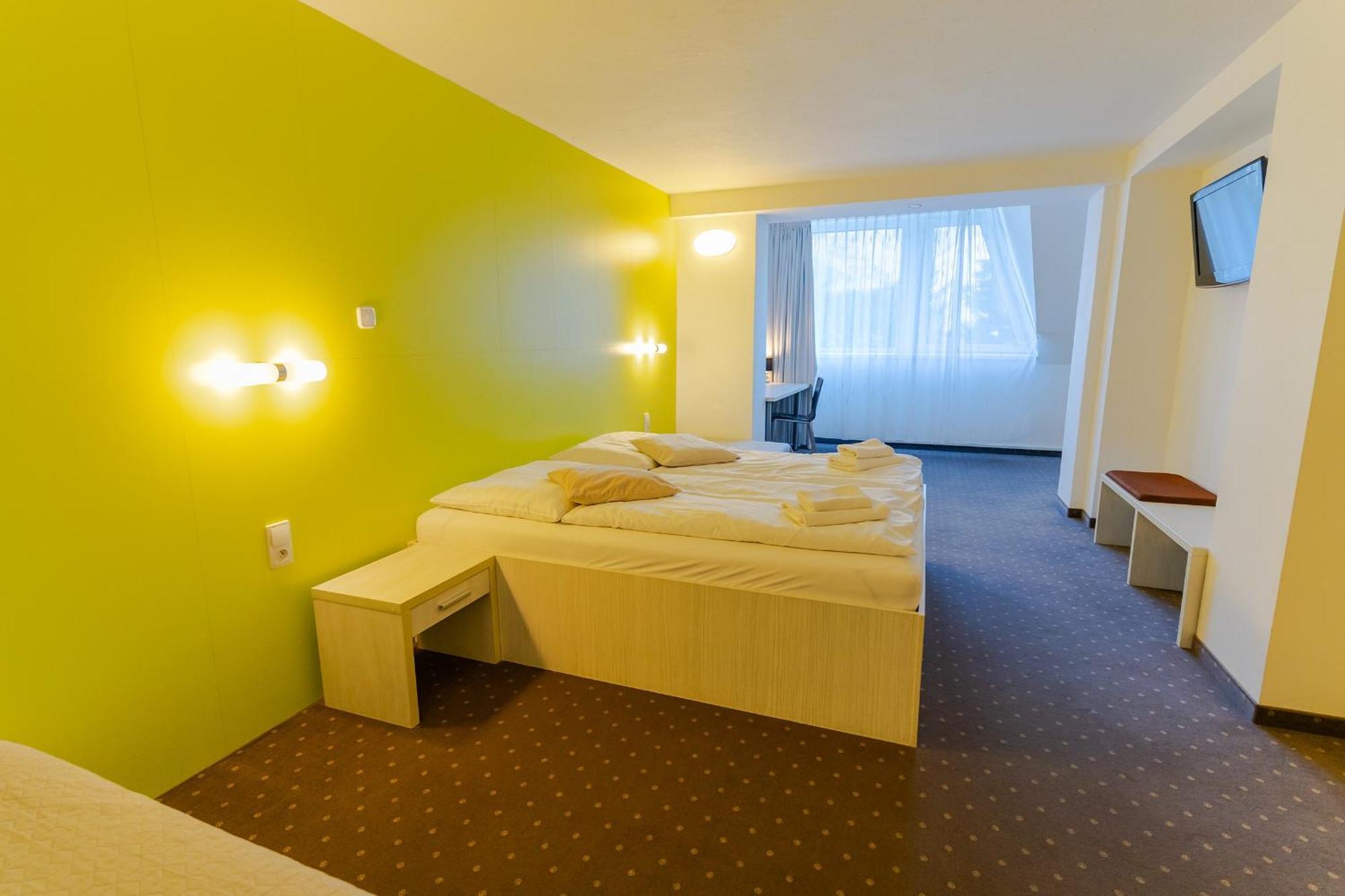 Hotel Ostredok Демановска Долина Екстериор снимка