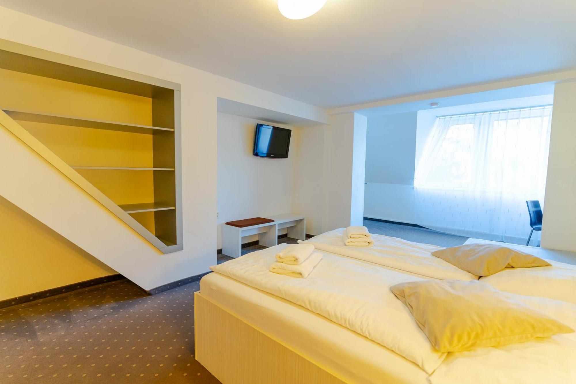 Hotel Ostredok Демановска Долина Екстериор снимка