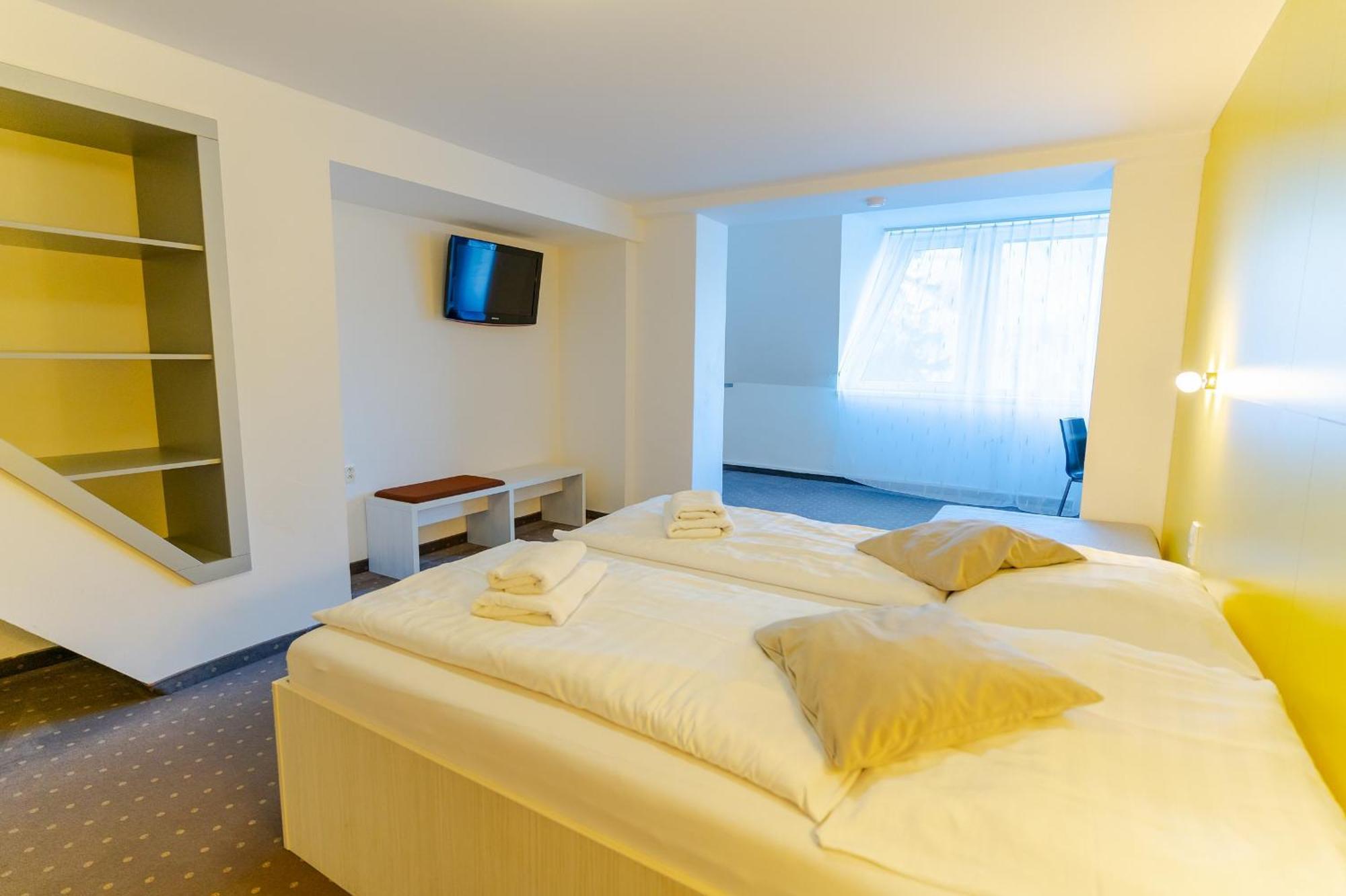 Hotel Ostredok Демановска Долина Екстериор снимка
