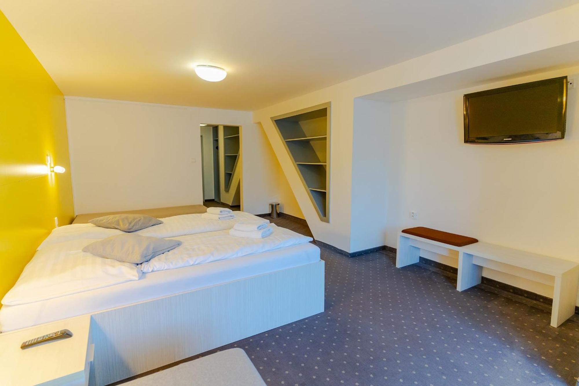 Hotel Ostredok Демановска Долина Екстериор снимка